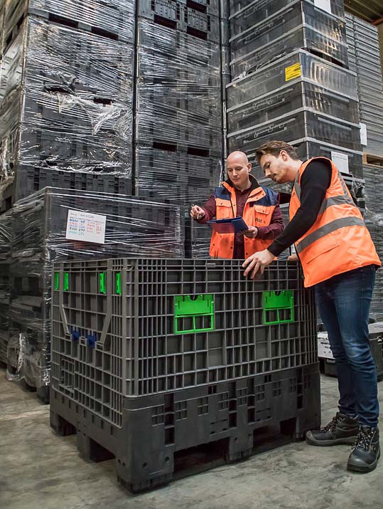 Mitarbeiter beim Ausfüllen der Lieferpapiere